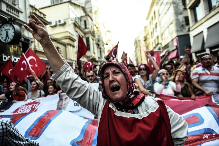 Женщина во время демонстрации против Рабочей партии Курдистана в Стамбуле. Август 2015