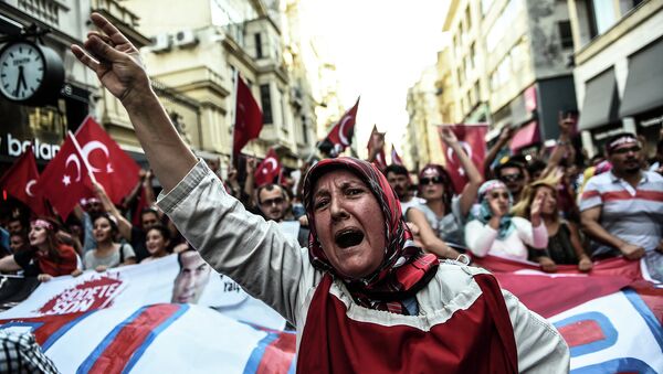 Женщина во время демонстрации против Рабочей партии Курдистана в Стамбуле. Август 2015. Архивное фото