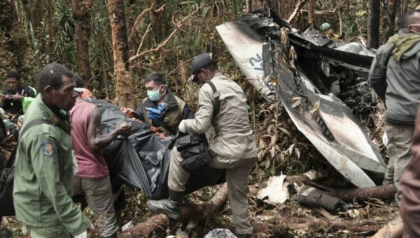 Спасатели на месте крушения самолета в провинции Папуа
