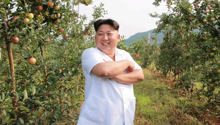 Северокорейский лидер Ким Чен Ын во время посещения Taedonggang Combined Fruit Farm в Пхеньяне Северокорейский лидер Ким Чен Ын во время посещения Taedonggang Combined Fruit Farm в Пхеньяне