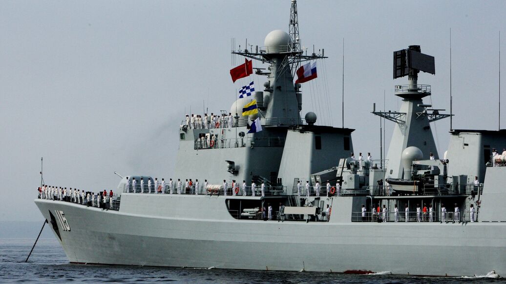 Военные КНР вытеснили эсминец США из района спорных островов