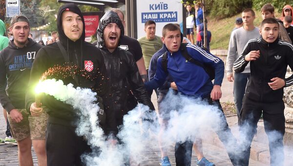 Столкновение украинских и польских футбольных фанатов в Киеве