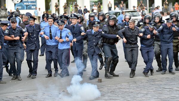 Полиция на месте столкновения украинских и польских футбольных фанатов в Киеве