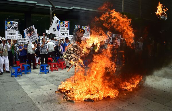 Южнокорейские активисты сжигают чучело Ким Чен Ына