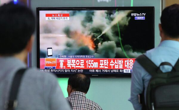 Жители Сеула смотрят репортаж об обстрелах со стороны Северной Кореи