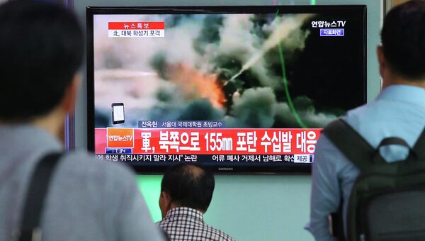 Жители Сеула смотрят репортаж об обстрелах со стороны Северной Кореи