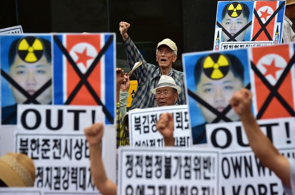 Участники митинга против ракетных обстрелов со стороны Северной Кореи