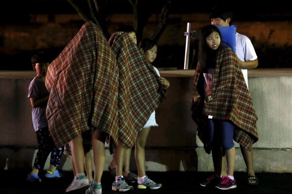 Эвакуированные из демилитаризованной зоны дети возле убежища в Южной Корее