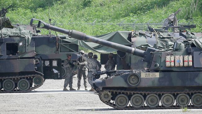 Солдаты армии США во время военных учений к югу от демилитаризованной зоны, разделяющей Северную и Южную Корею. Архивное фото