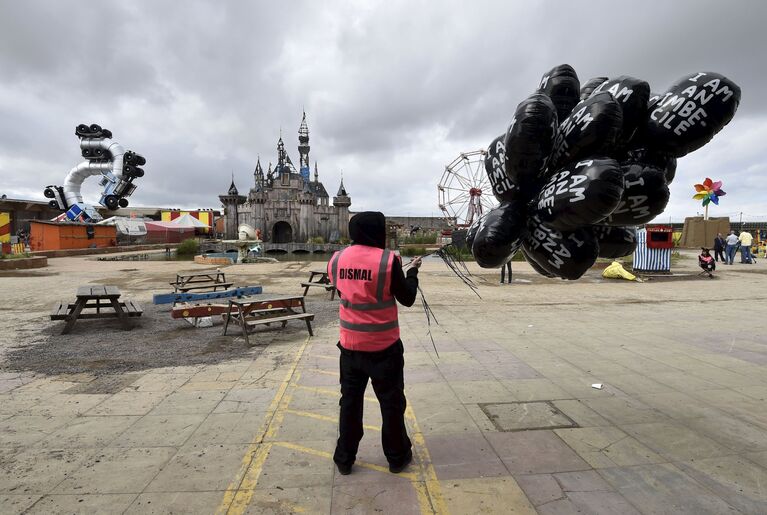 Выставка британского художника Бэнкси Dismaland