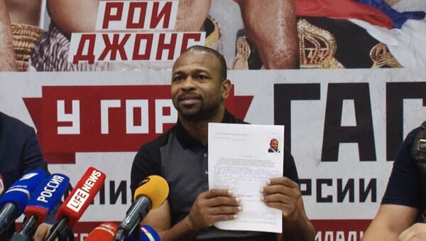 Боксер из США Рой Джонс показал заявление на получение паспорта РФ