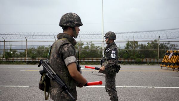 Южнокорейские солдаты на контрольно-пропускном пункте возле границы с КНДР