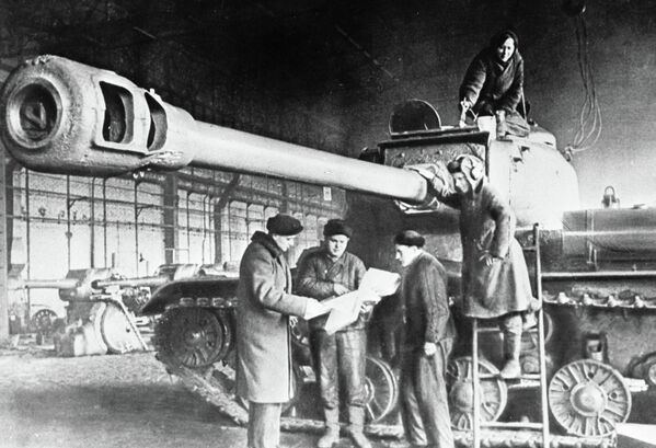 Работники завода готовят тяжёлый танк ИС для отправки на фронт