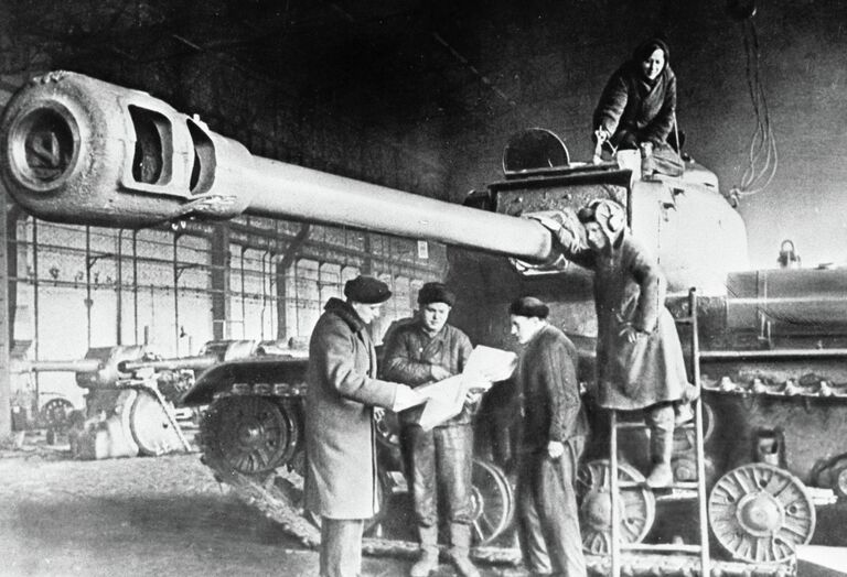 Работники завода готовят тяжёлый танк ИС для отправки на фронт Работники завода готовят тяжёлый танк ИС для отправки на фронт