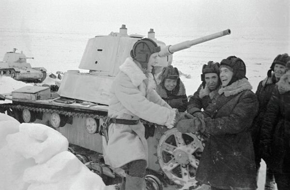Танкисты рядом с танком Т-26 во время Великой Отечественной войны 1941-1945