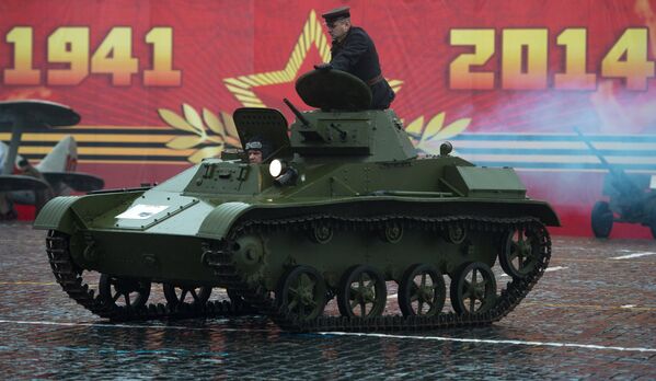 Танк Т-60 периода Второй мировой войны на Красной площади в Москве