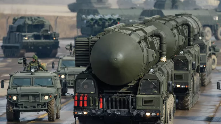 Транспортно-пусковая установка межконтинентальных баллистических ракет Тополь-М Транспортно-пусковая установка межконтинентальных баллистических ракет Тополь-М