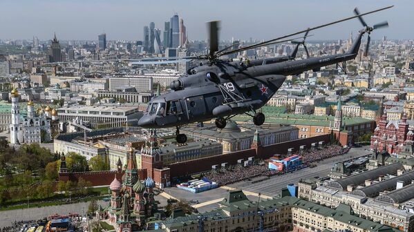 Многоцелевой вертолёт Ми-8 во время генеральной репетиции военного парада