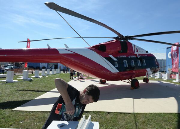 Участник МАКС-2015 готовит вертолет Ми-38-2