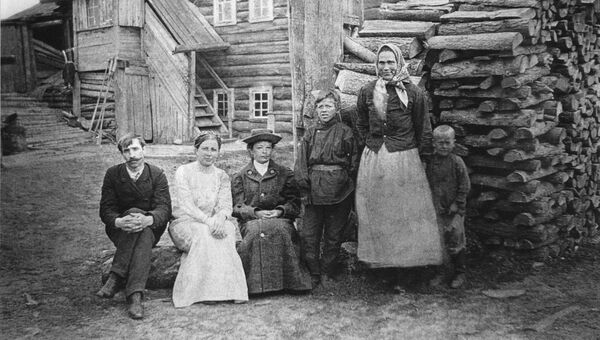 Александр Грин с первой женой Верой в деревне Великий Бор под Пинегой