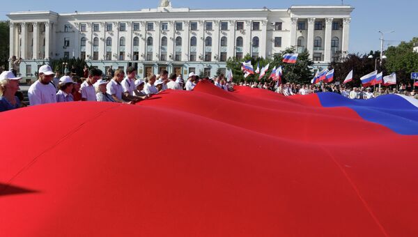Празднование Дня российского флага у здания Государственного совета Республики Крым в Симферополе