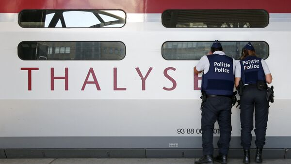 Бельгийские полицейские осматривают поезд Thalys, 22 августа 2015 года