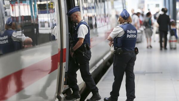 Бельгийские полицейские осматривают поезд Thalys, 22 августа 2015 года
