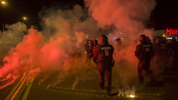Столкновения полиции и митингующих в немецком Хайденау