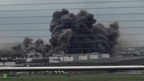 Пожар на заводе вблизи аэропорта Токио Ханэда в городе Кавасаки, Япония. 24 августа 2015