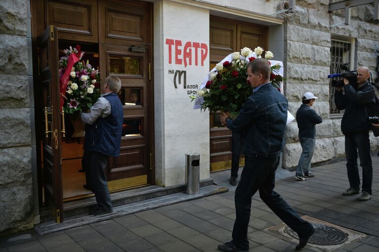 У входа в здание Театра на Малой Бронной, где состоится церемония прощания в актером Львом Дуровым