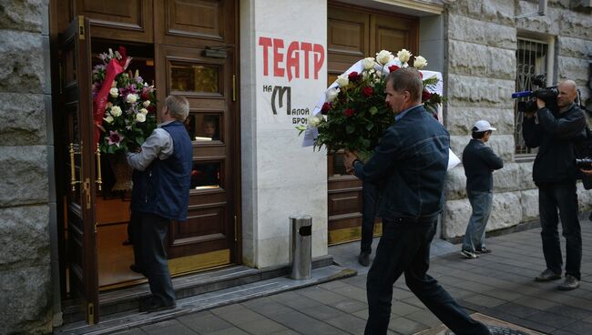 У входа в здание Театра на Малой Бронной, где состоится церемония прощания в актером Львом Дуровым