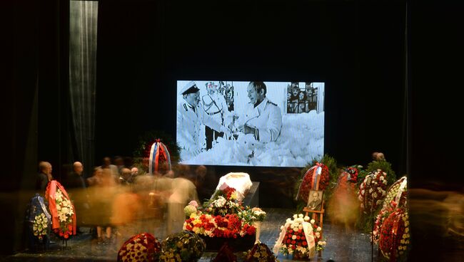 Церемония прощания с актером и режиссером Львом Дуровым в Театре на Малой Бронной Церемония прощания с актером и режиссером Львом Дуровым в Театре на Малой Бронной