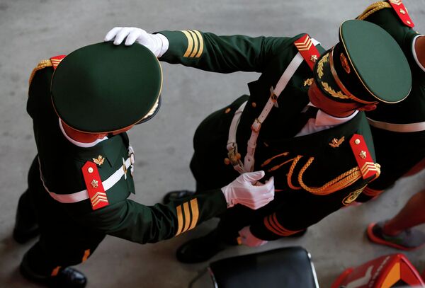 Солдаты во время церемонии открытия чемпионата мира 2015 по легкой атлетике в Пекине