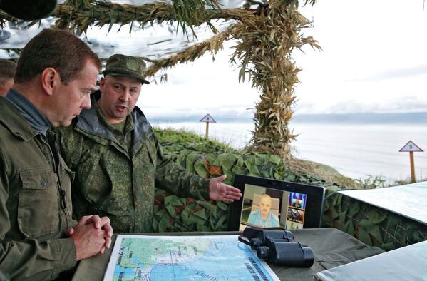 Председатель правительства России Дмитрий Медведев во время посещения курильского пулеметного полка на острове Итуруп на Курилах