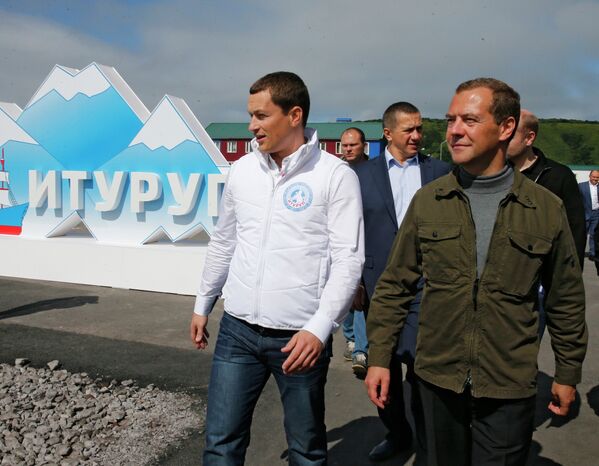 Председатель правительства России Дмитрий Медведев во время посещения палаточного городка всероссийского молодежного образовательного форума Итуруп в городе Курильске