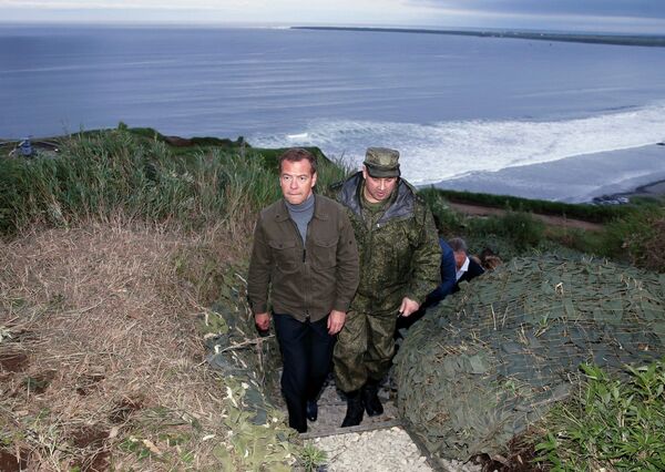 Председатель правительства России Дмитрий Медведев во время посещения курильского пулеметного полка на острове Итуруп на Курилах