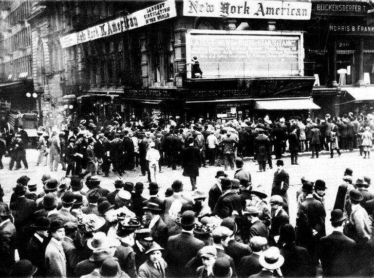 Люди в ожидании новостей о спасенных после крушения Титаника в Нью-Йорке. 1912 год