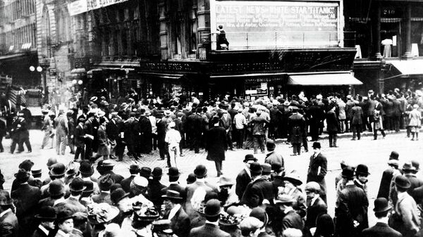 Люди в ожидании новостей о спасенных после крушения Титаника в Нью-Йорке. 1912 год