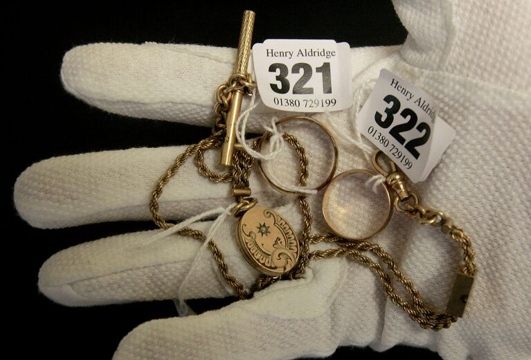 Украшения, найденные у одного из утонувших пассажиров Титаника, представленные на аукционе