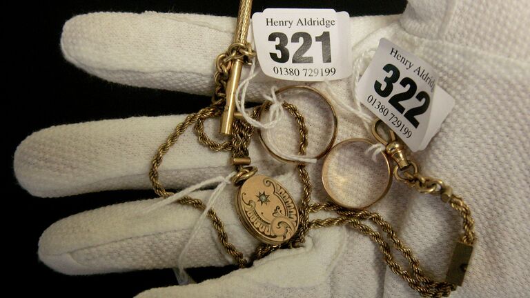 Украшения, найденные у одного из утонувших пассажиров Титаника, представленные на аукционе Украшения, найденные у одного из утонувших пассажиров Титаника, представленные на аукционе