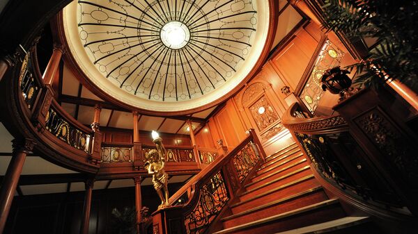 Реплика парадной лестницы из затонувшего Титаника в Музее Искусства и Науки в Сингапуре