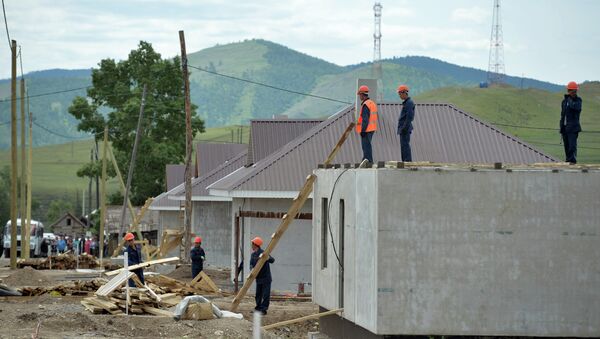Строительство домов для пострадавших от пожаров жителей села Усть-Бюр в Хакасии. Архивное фото
