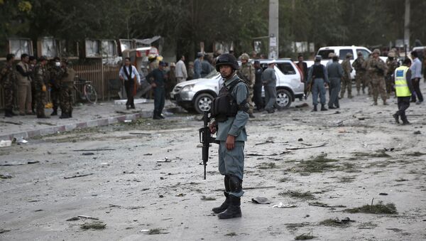 Сотрудник афганской полиции на месте теракта в Кабуле