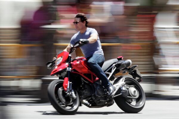 Том Круз на мотоцикле во время съемок фильма Рыцарь дня