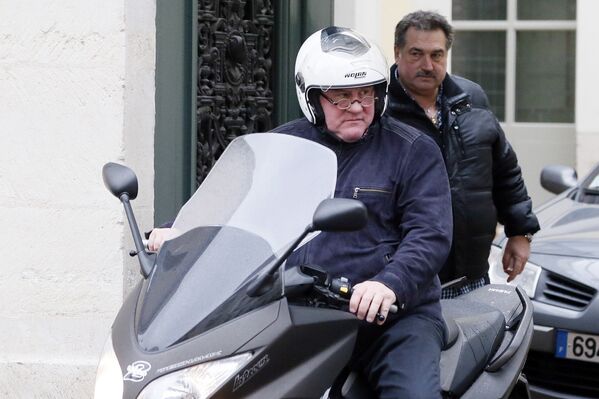 Французский актер Жерар Депардье на скутере возле своего дома в Париже