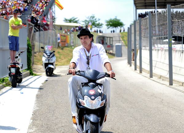 Актер Антонио Бандерас едет на скутере во время соревнований MotoGP в Каталонии, Испания