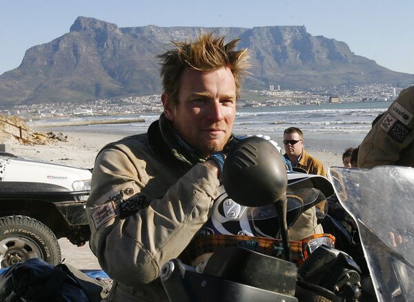 Актер Юэн Макгрегор во время путешествия на мотоцикле через Европу и Африку