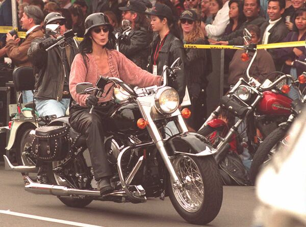 Актриса и певица Шер во время парада мотоциклов Харлей-Дэвидсон в Беверли-Хиллз, США