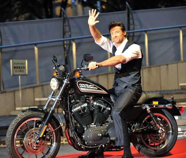 Актер Хью Джекман на мотоцикле Харлей-Дэвидсон во время премьеры фильма Люди Икс: Начало. Росомаха в Японии