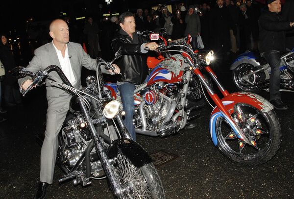 Брюс Уиллис и Сильвестр Сталлоне на мотоциклах в Нью-Йорке, США